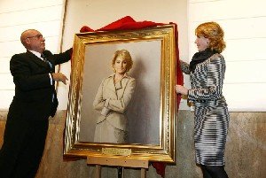 El presidente del Senado, Javier Rojo, con la jefa del Ejecutivo autonómico, Esperanza Aguirre, en la presentación de su retrato oficial (Foto: C. Madrid)